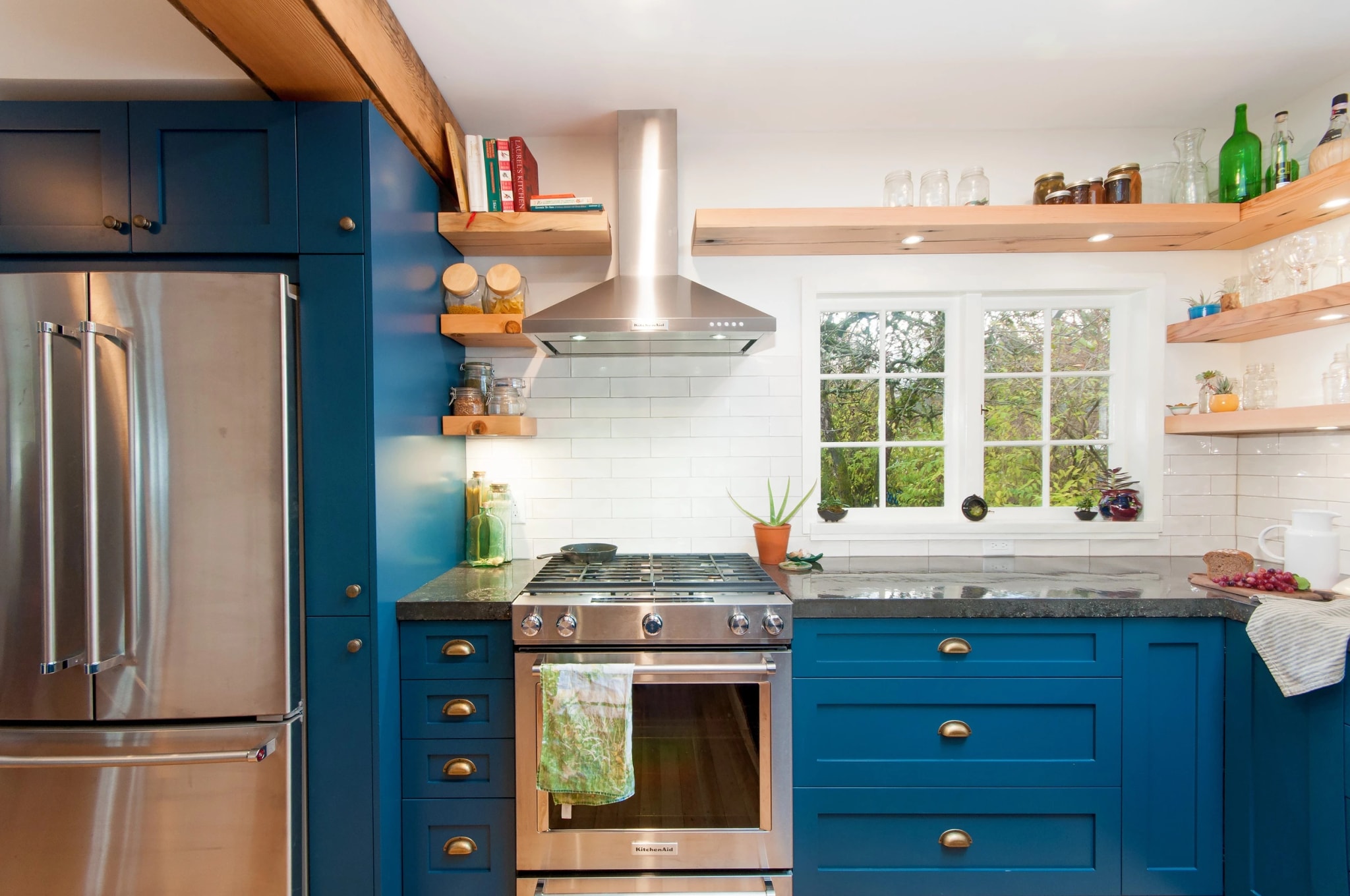 featured image for portfolio project "North Van Kitchen & Dining"